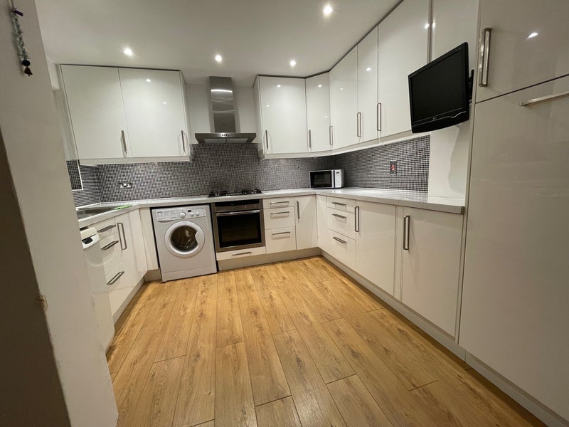 Room The Avenue in Greater London