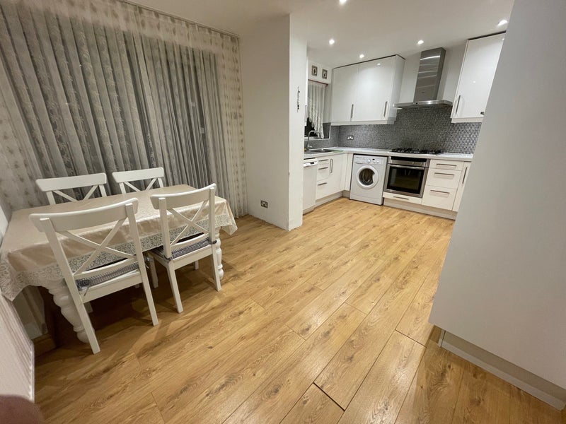 Room The Avenue in Greater London