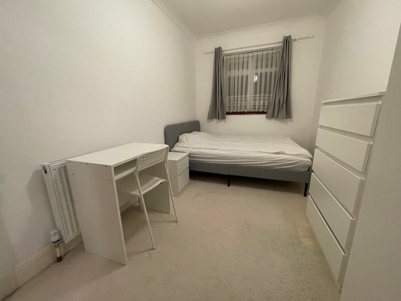Room The Avenue in Greater London
