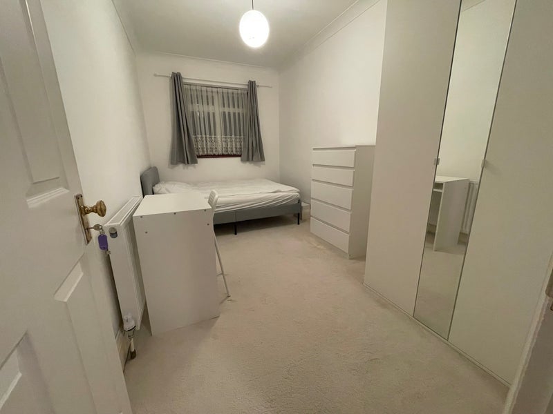 Room The Avenue in Greater London