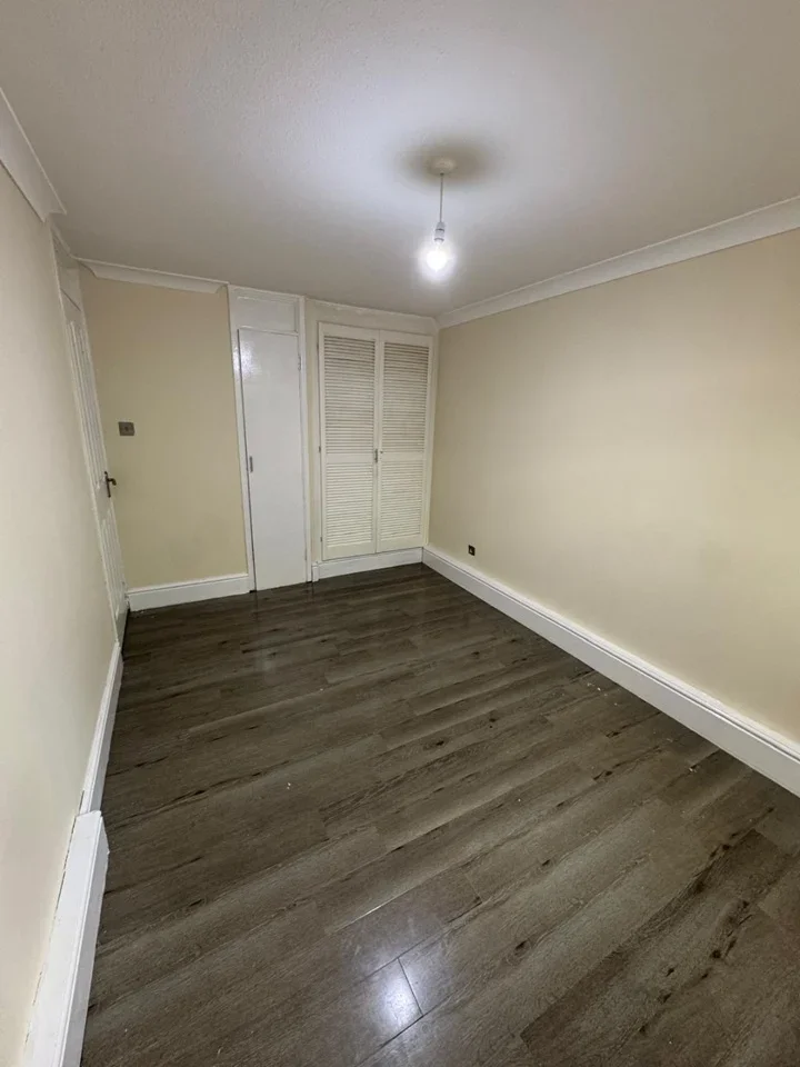 Flat Burgett Road in Slough
