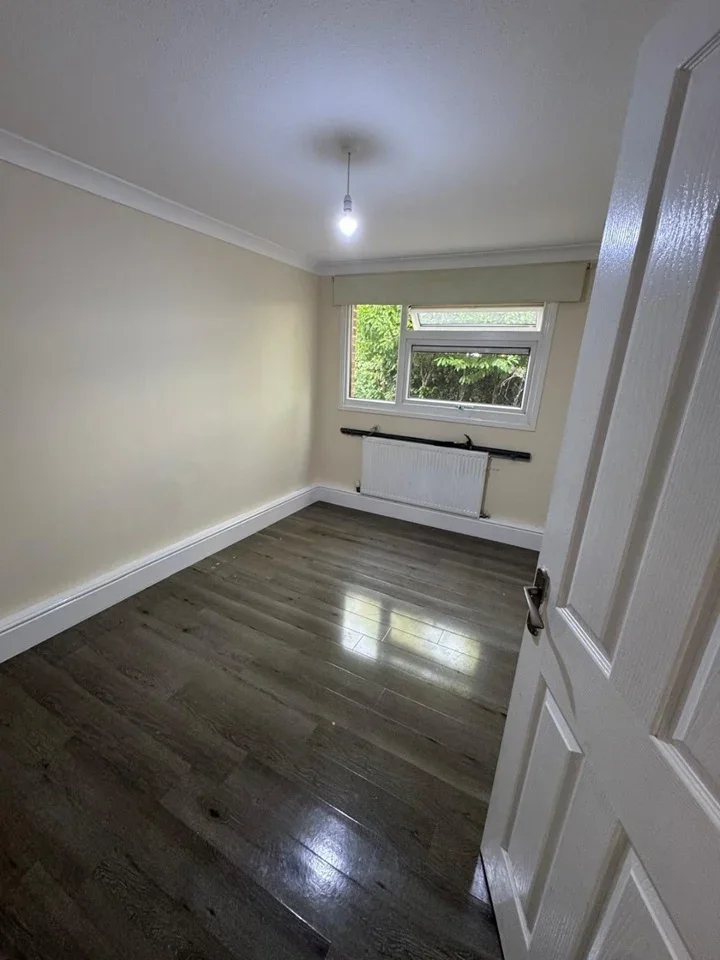 Flat Burgett Road in Slough