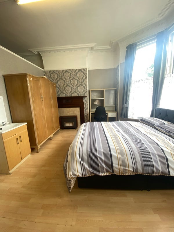 Room Henleaze Road in Bristol