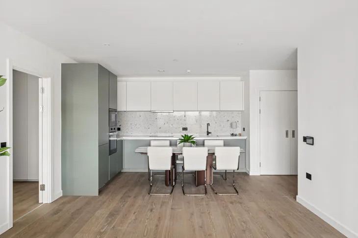 Flat Carnwath Road in Greater London