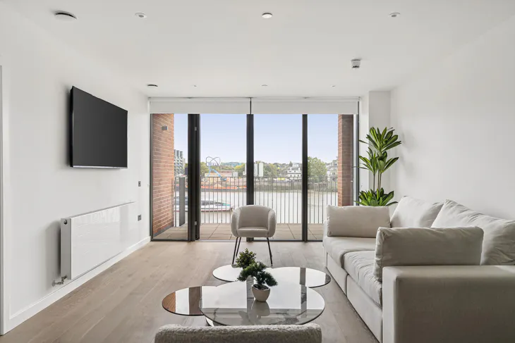 Flat Carnwath Road in Greater London