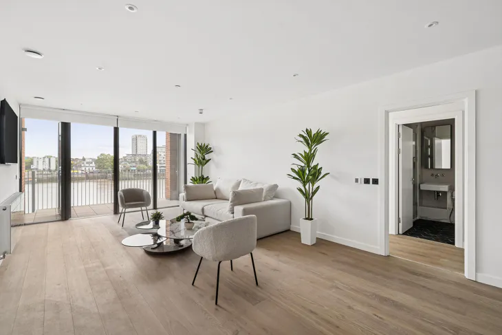 Flat Carnwath Road in Greater London