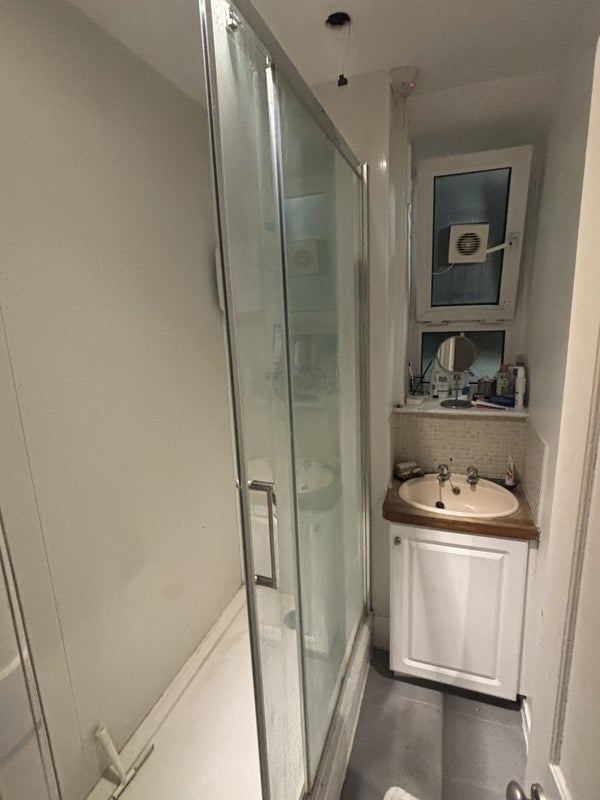 Room Prusom Street in Greater London