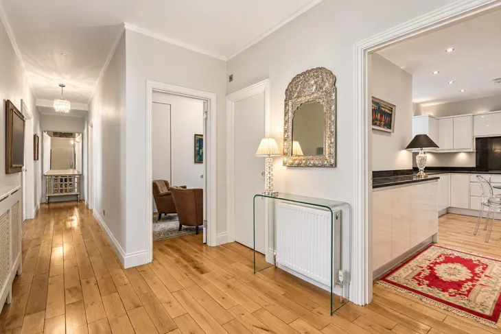 Flat Heathview Court in Greater London