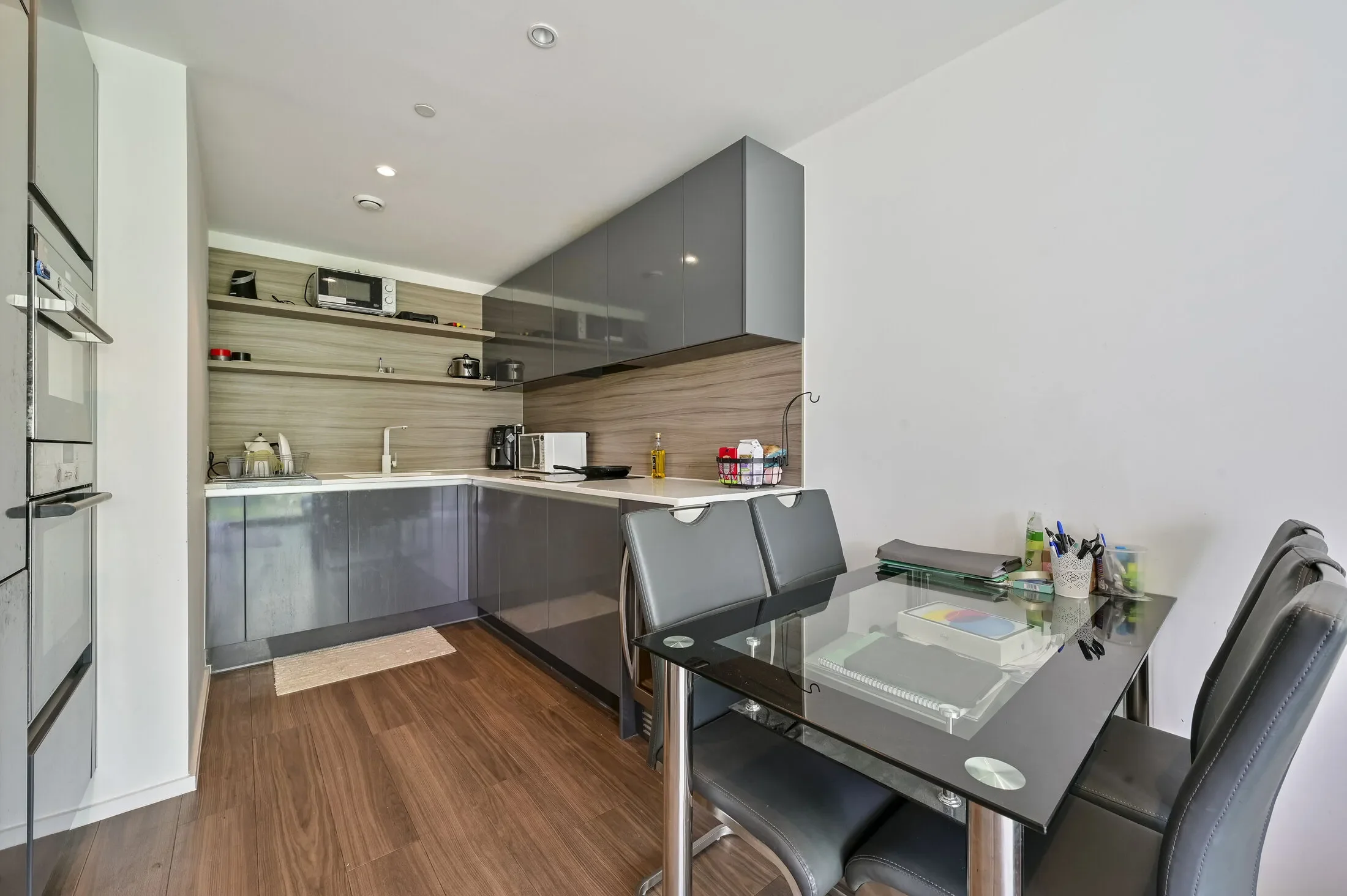 Flat Buckhold Road in Greater London