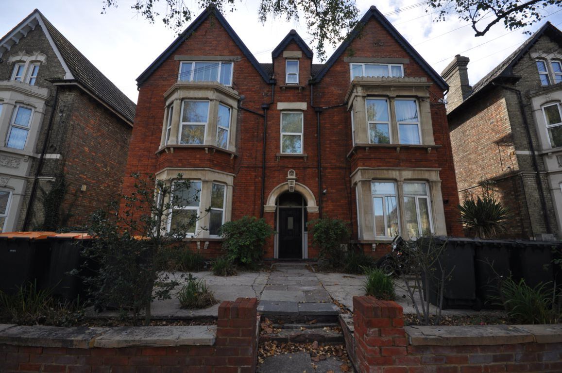 Flat Clapham Road in Bedford