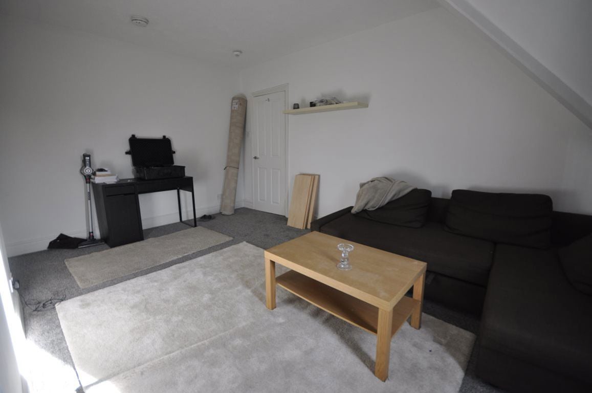 Flat Clapham Road in Bedford