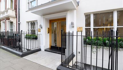Flat Hill Street in City of Westminster