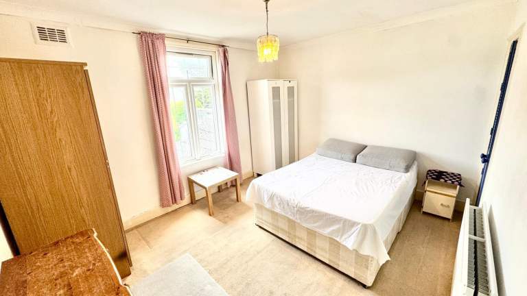 Room Stroud Road in Greater London