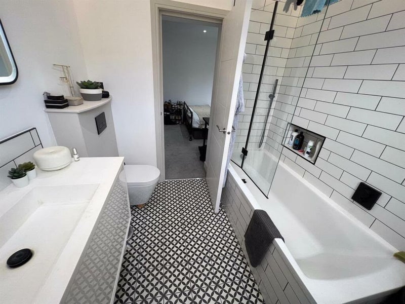 Room Temperley Road in Greater London