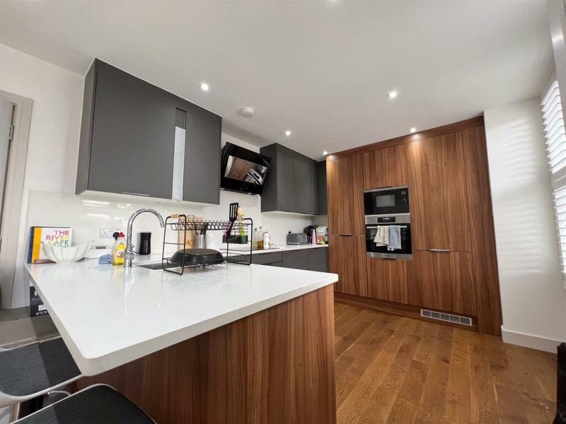 Room Temperley Road in Greater London