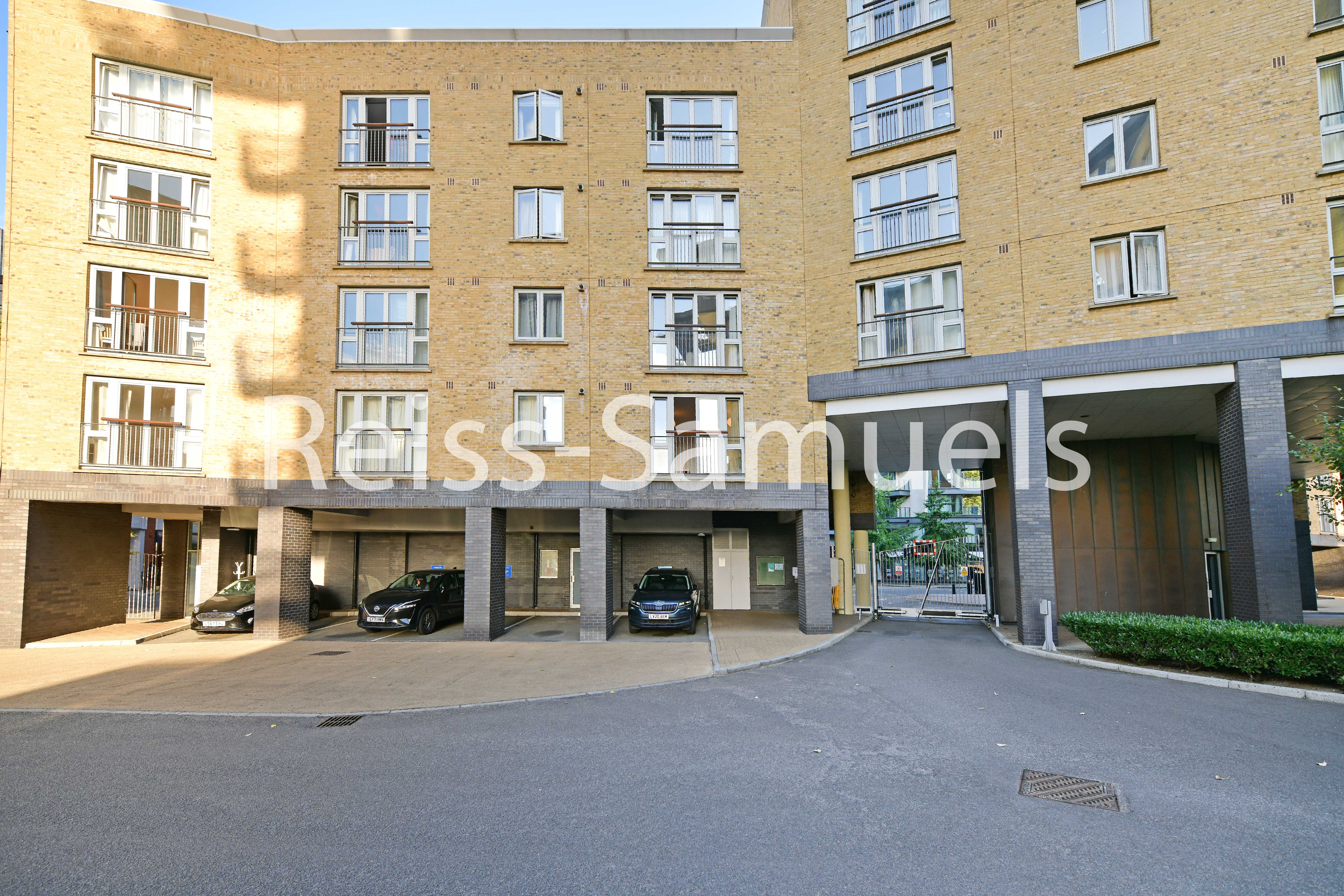 Flat Westferry Road in Greater London