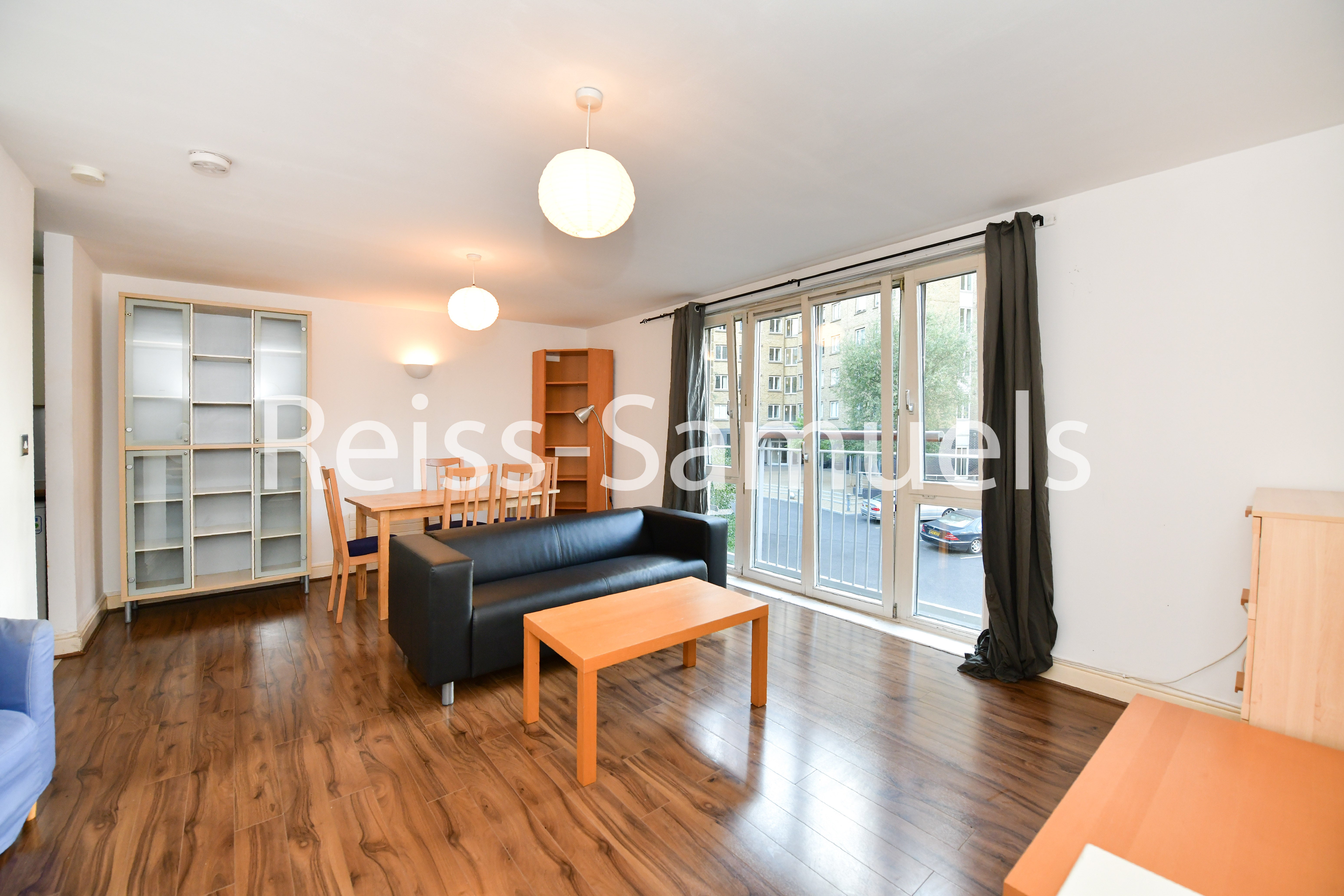 Flat Westferry Road in Greater London