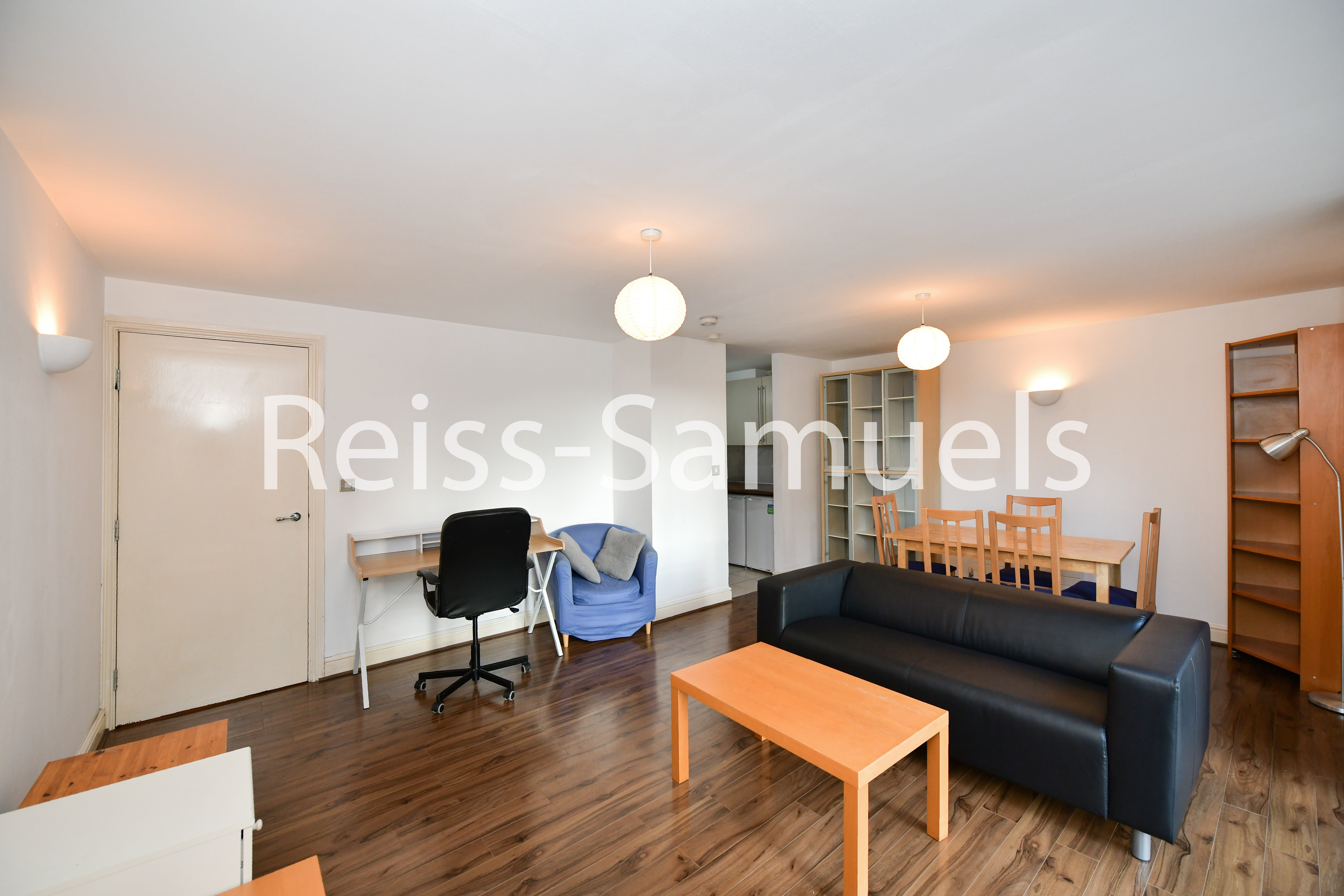 Flat Westferry Road in Greater London