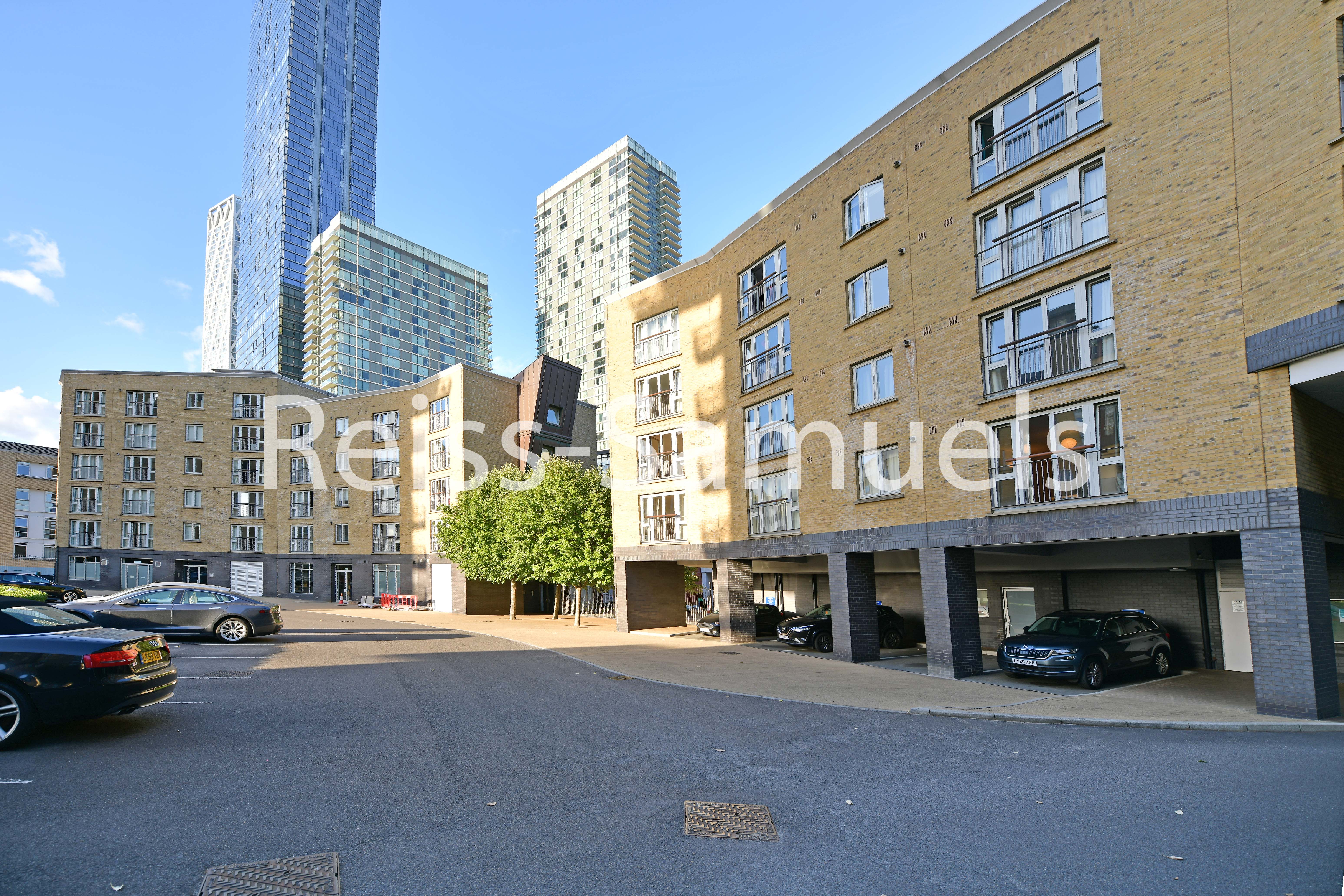Flat Westferry Road in Greater London