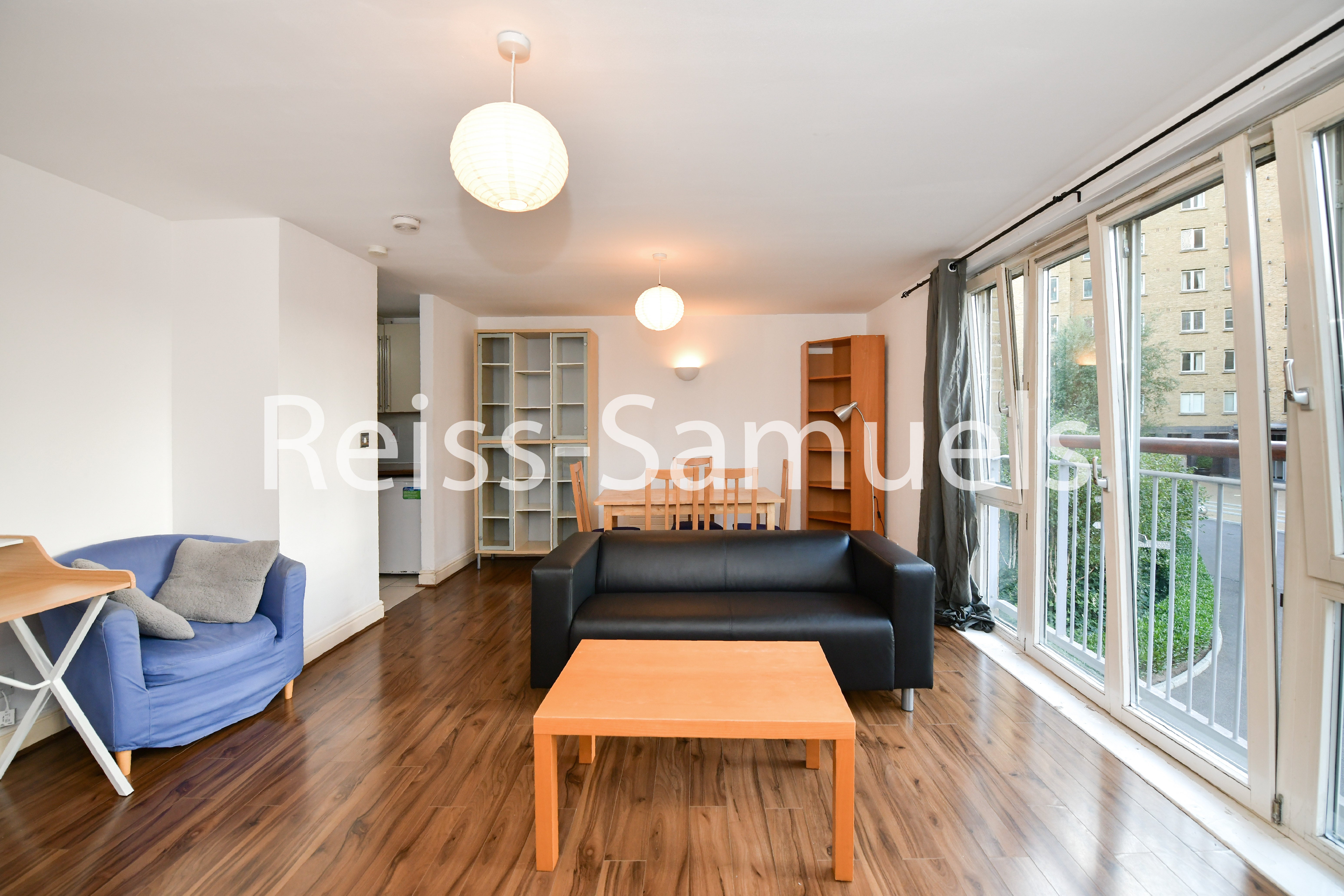 Flat Westferry Road in Greater London