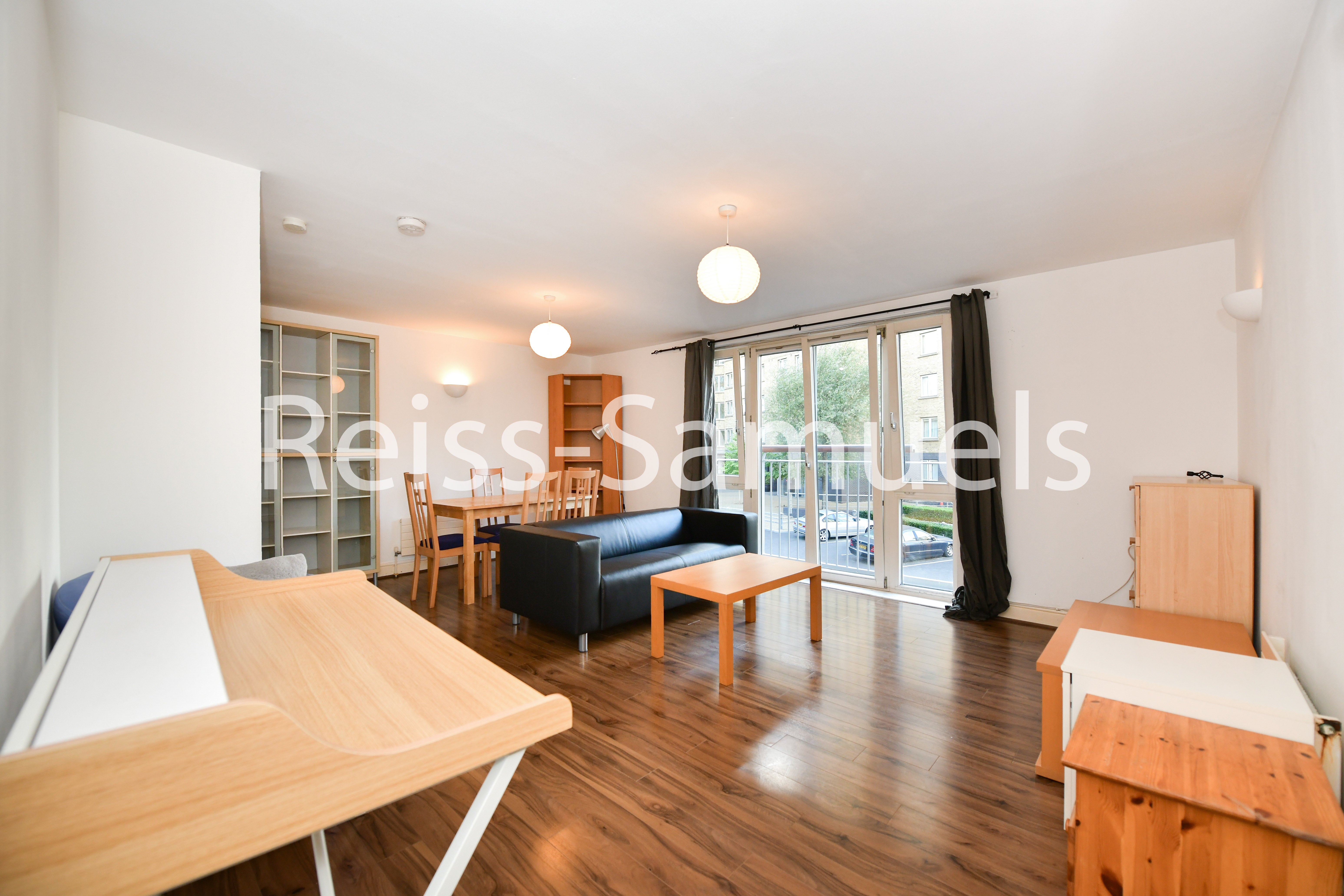Flat Westferry Road in Greater London