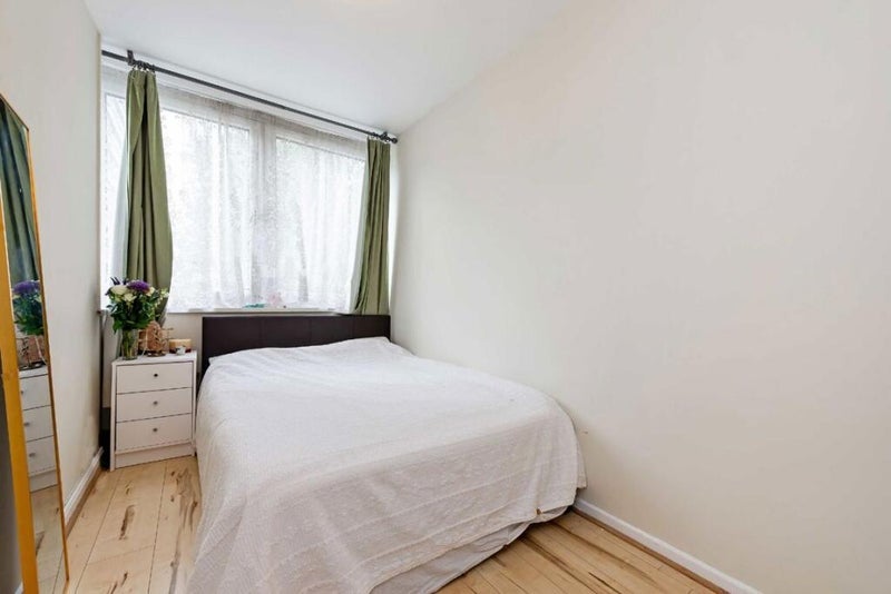 Room Banner Street in Greater London