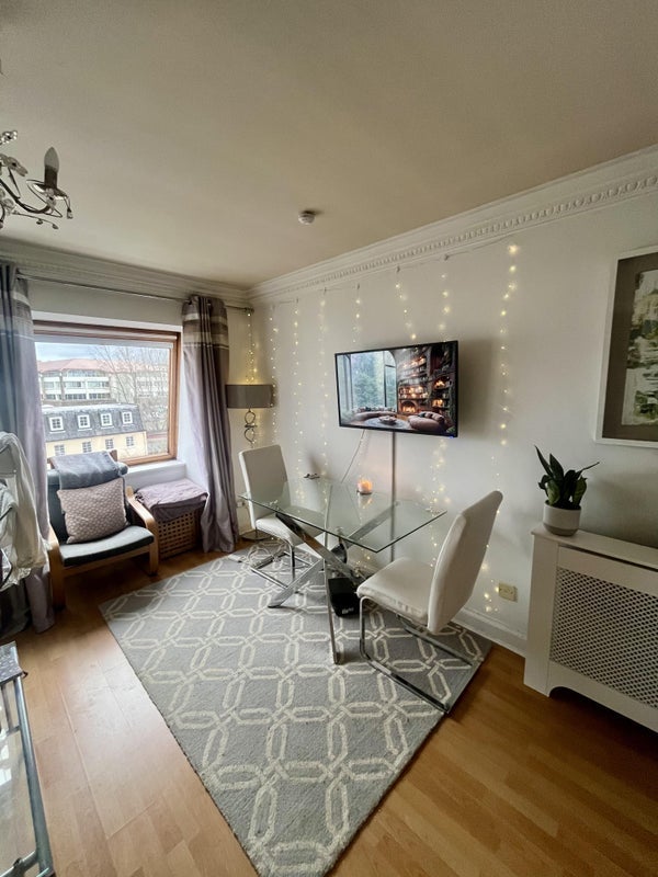Flat Caledonian Crescent in City of Edinburgh