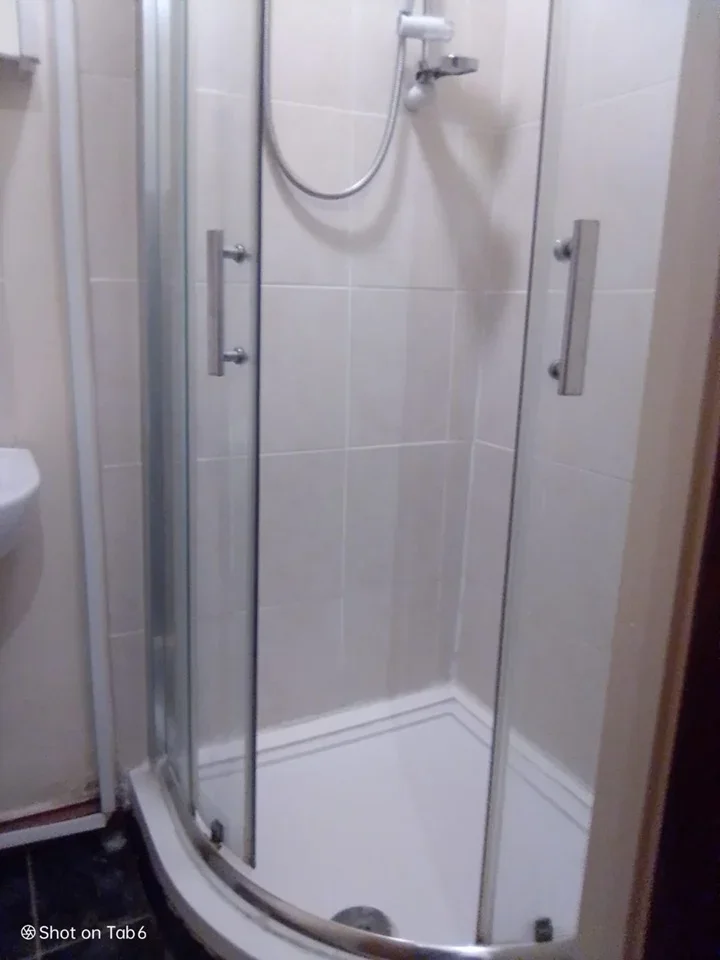 Room Bingley Road in Greater London