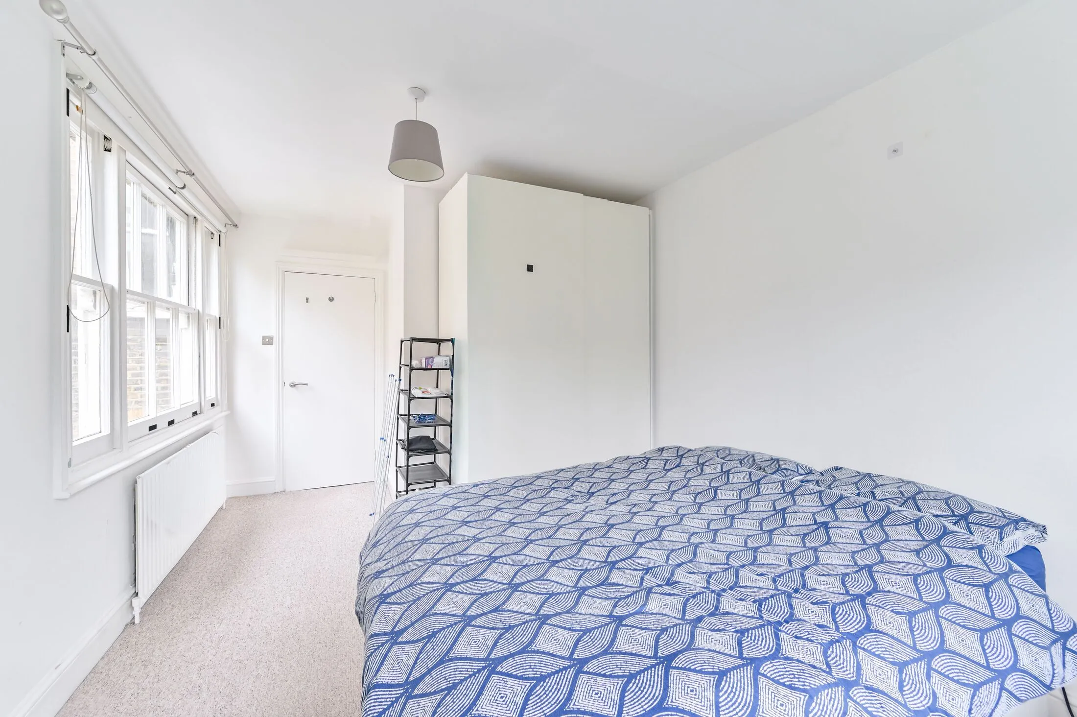 Flat Crewdson Road in Greater London