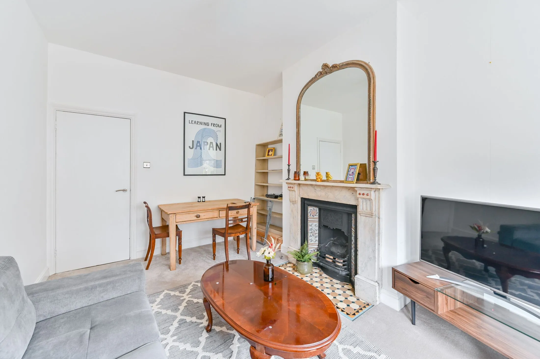 Flat Crewdson Road in Greater London