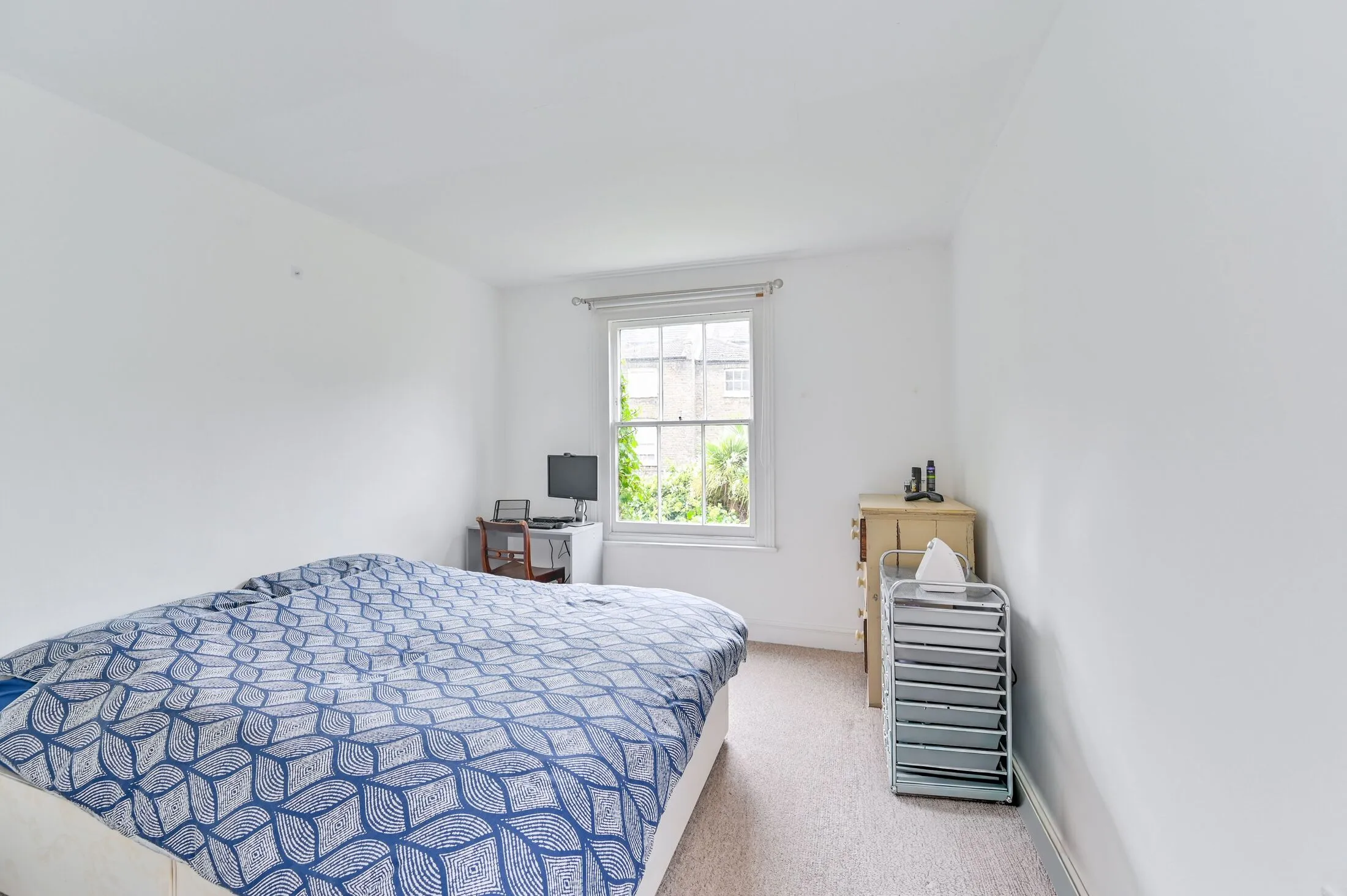 Flat Crewdson Road in Greater London