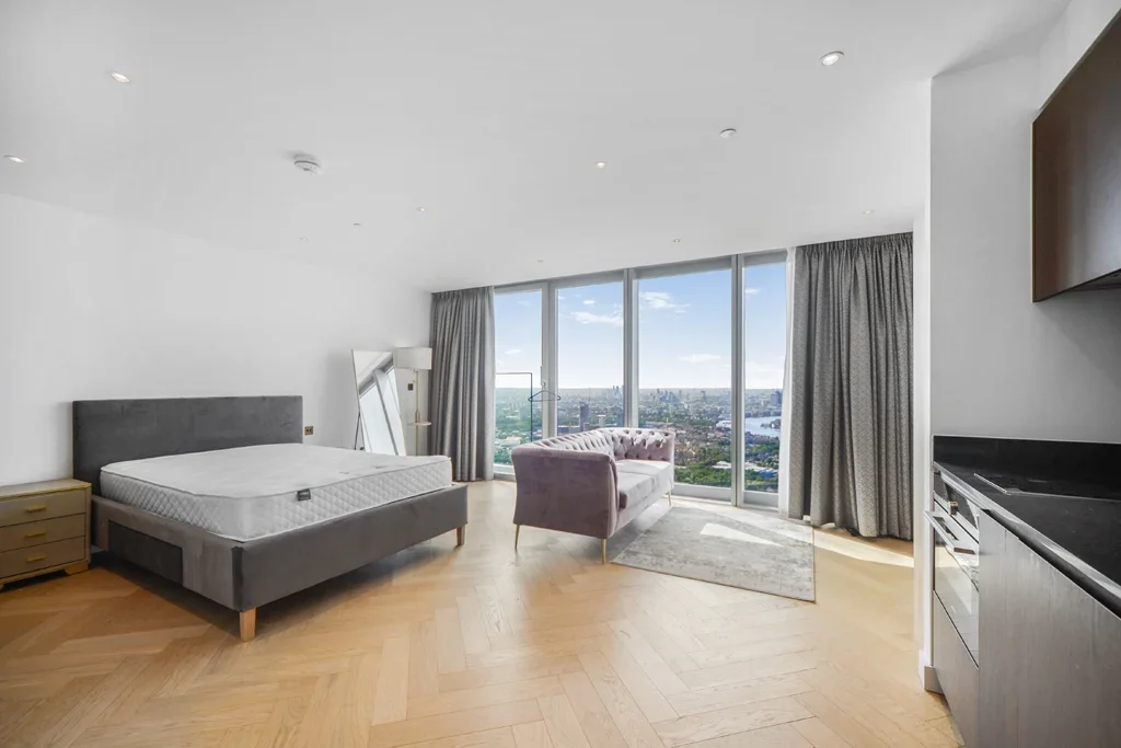 Flat Clove Crescent in Greater London