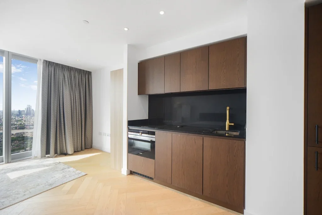 Flat Clove Crescent in Greater London