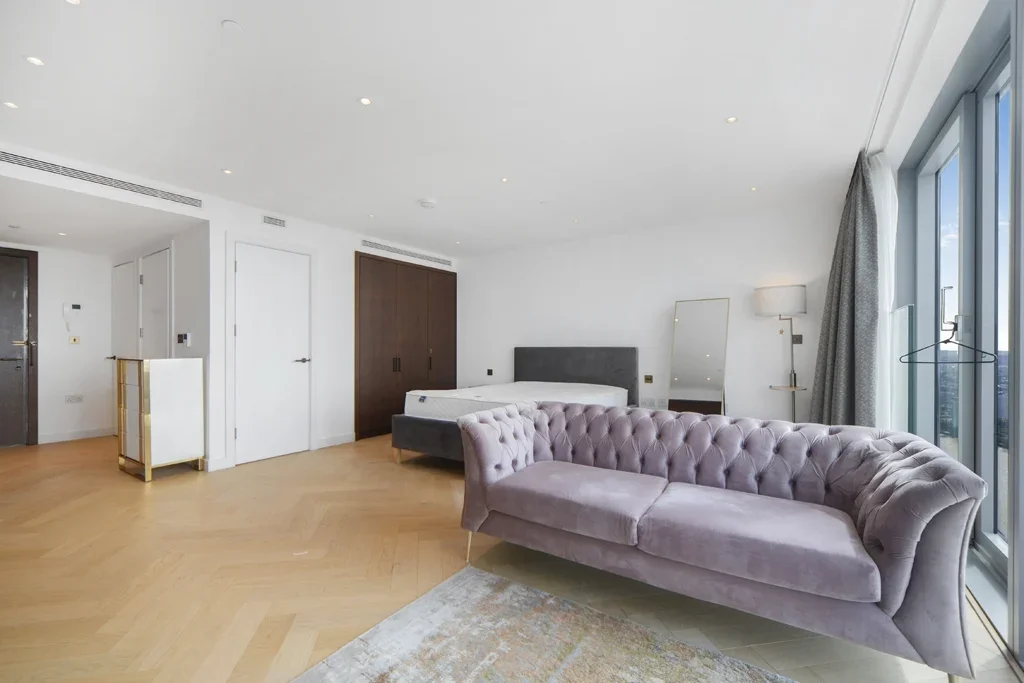 Flat Clove Crescent in Greater London