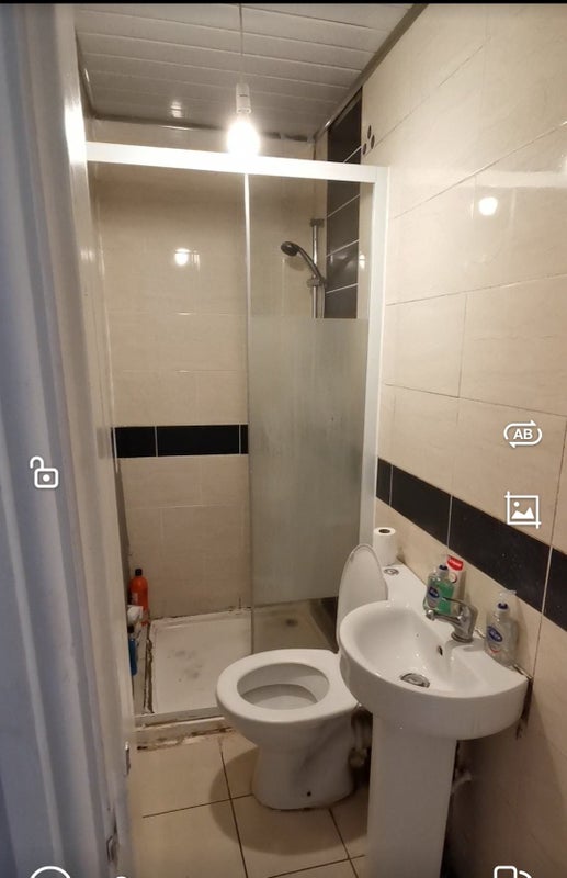 Room Gateshead Close in Manchester