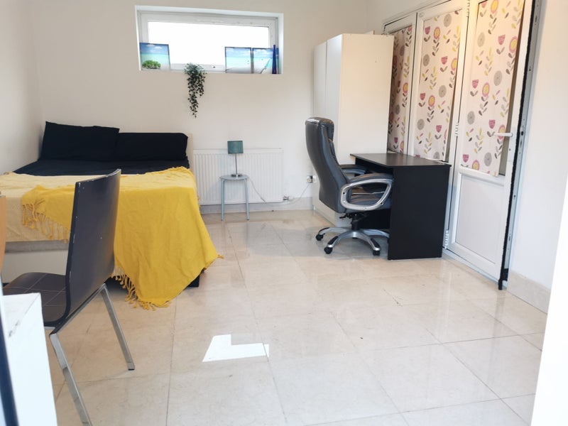 Room Gateshead Close in Manchester