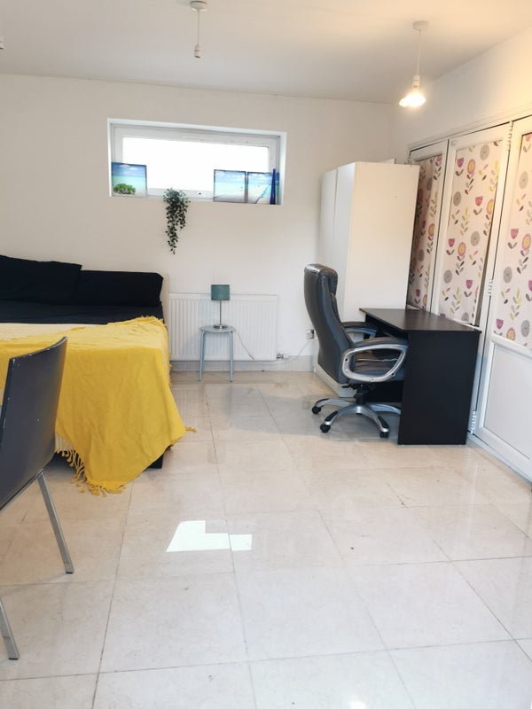 Room Gateshead Close in Manchester
