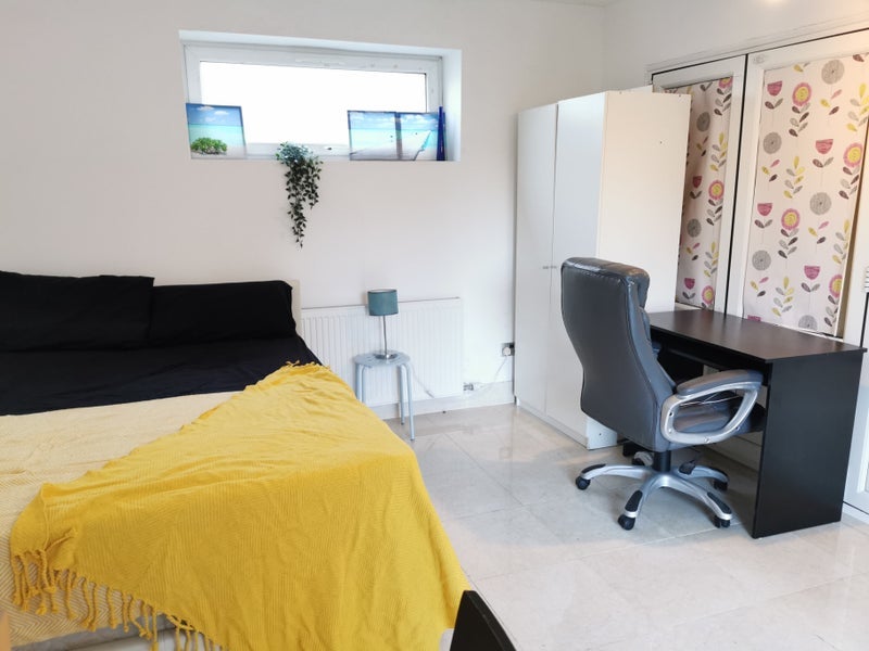Room Gateshead Close in Manchester