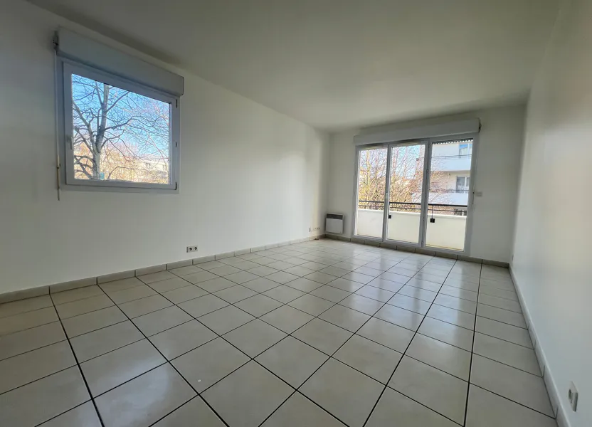 Flat Rue Robert Schuman in Massy