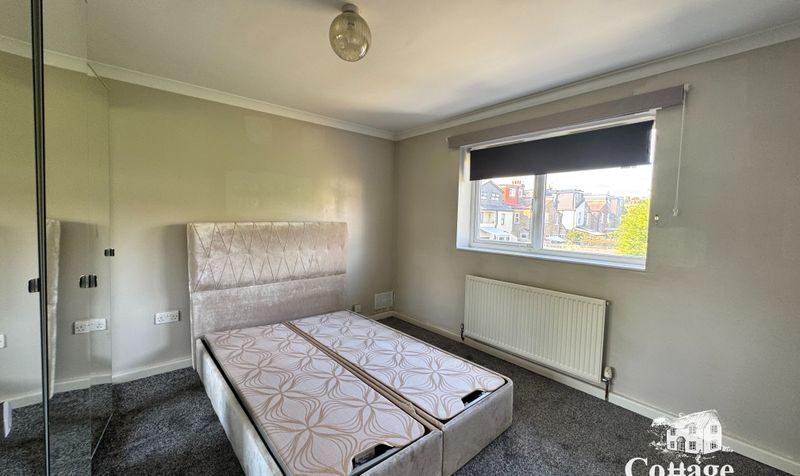 Flat Carterhatch Lane in Greater London