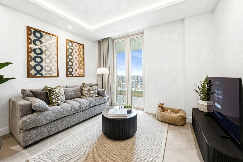 Flat Ponton Road in Greater London