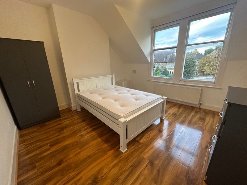 Flat Adelaide Avenue in Greater London