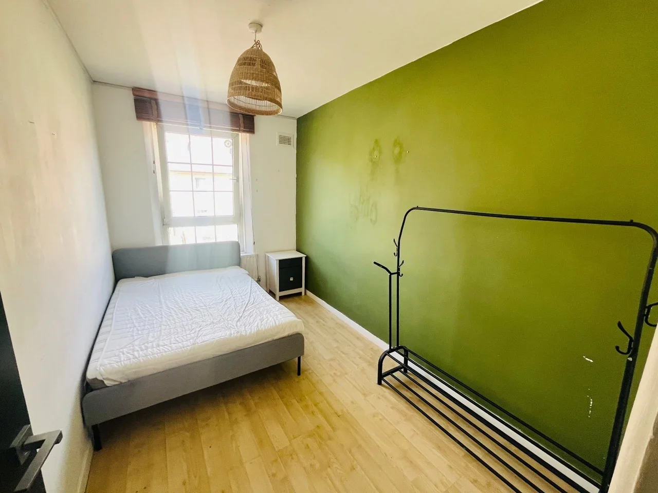 Room Mountearl Gardens in Greater London