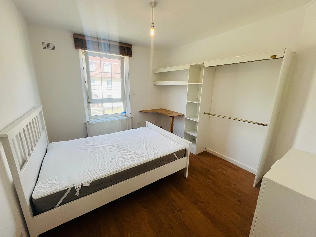 Room Mountearl Gardens in Greater London