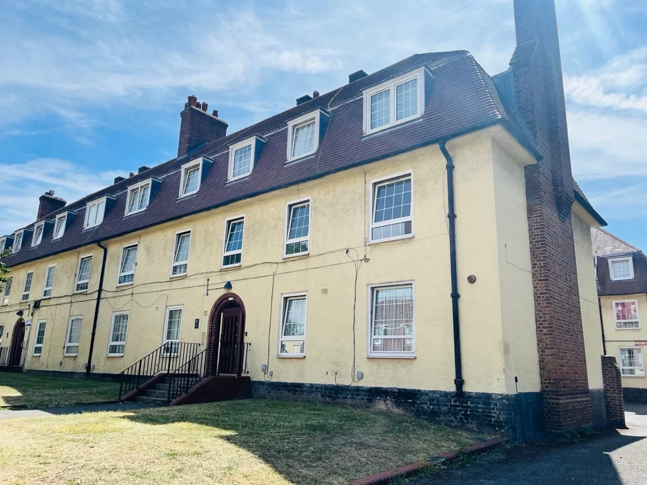 Room Mountearl Gardens in Greater London