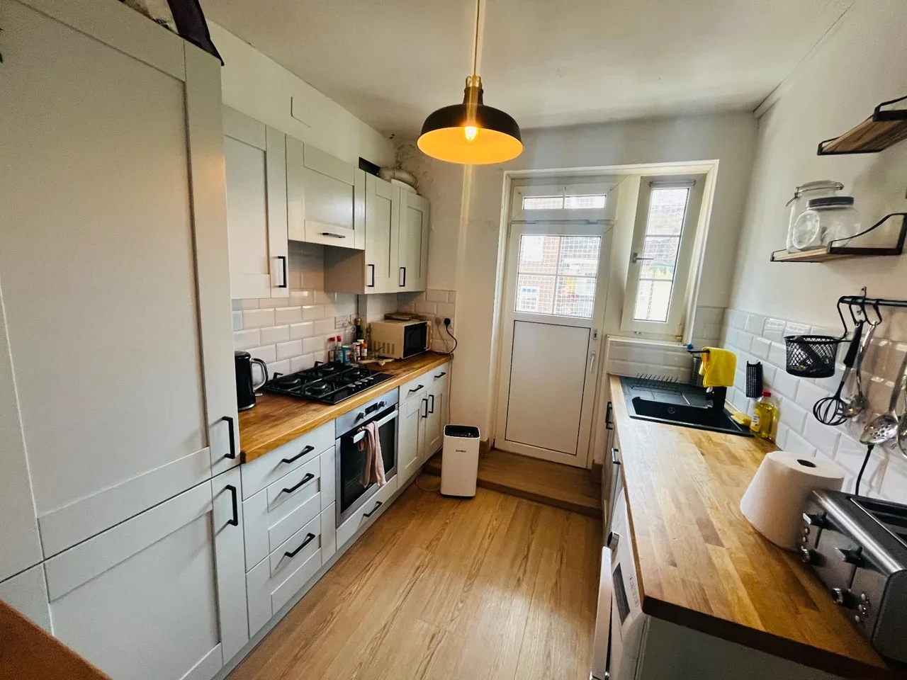 Room Mountearl Gardens in Greater London