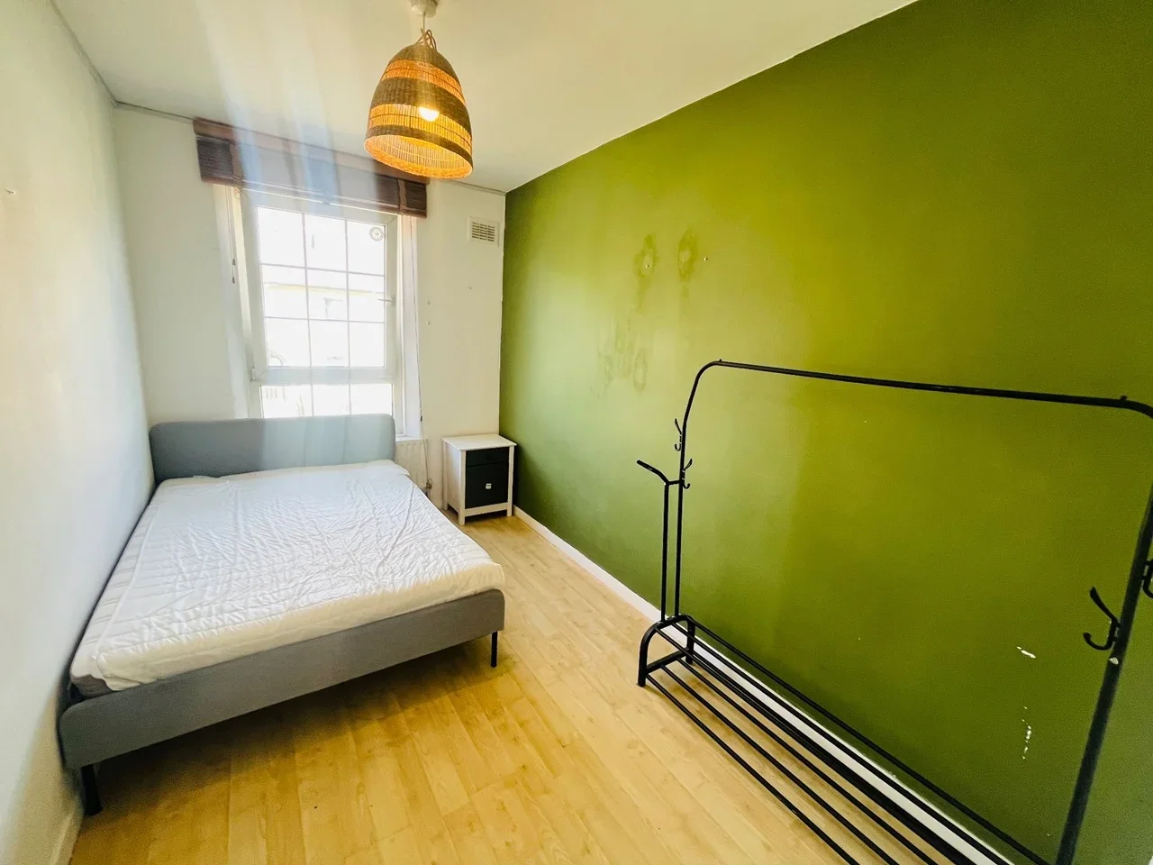 Room Mountearl Gardens in Greater London