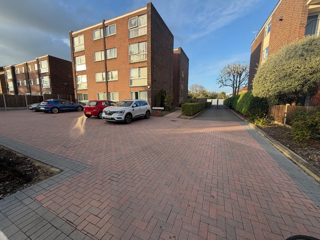 Flat Court Downs Road in Greater London