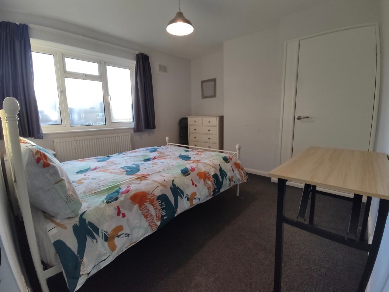 Room Barnfield Road in Crawley