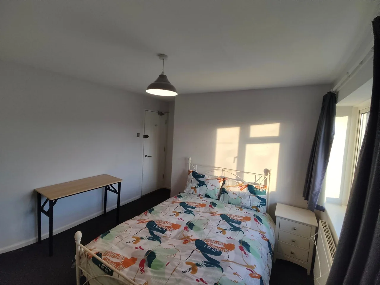 Room Barnfield Road in Crawley